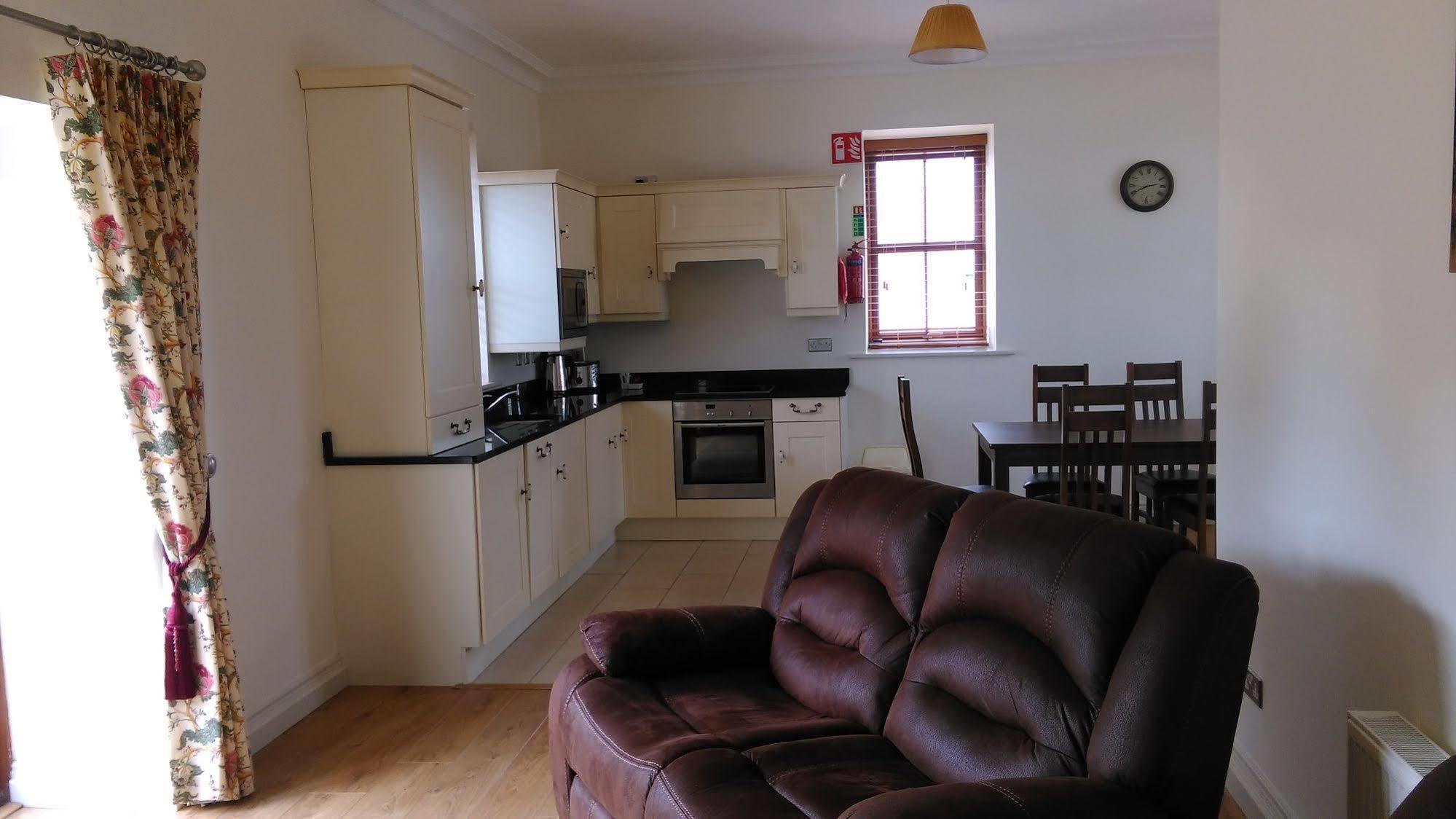New Forest Estate Lodges Tyrrellspass ภายนอก รูปภาพ